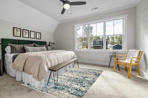 SAFAVIEH Madison Collection Area Rug - 6' x 9', Grey & Blue, Modern Abstract Design, Non-Shedding & Easy Care, Ideal for High Traffic Areas in Living Room, Bedroom (MAD460K) in Grey Traditional Bedroom with King Bed