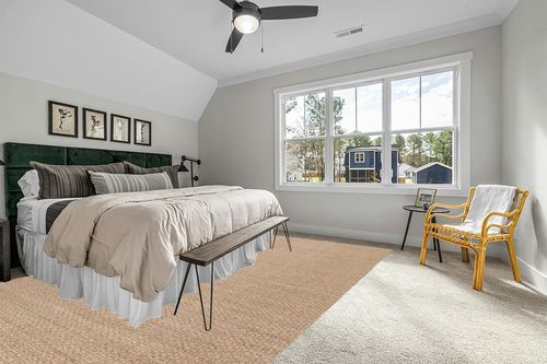 SAFAVIEH Natural Fiber Collection Area Rug - 10' x 14', Natural & Ivory, Border Basketweave Seagrass Design, Easy Care, Ideal for High Traffic Areas in Living Room, Bedroom (NF114J) in Grey Traditional Bedroom with King Bed