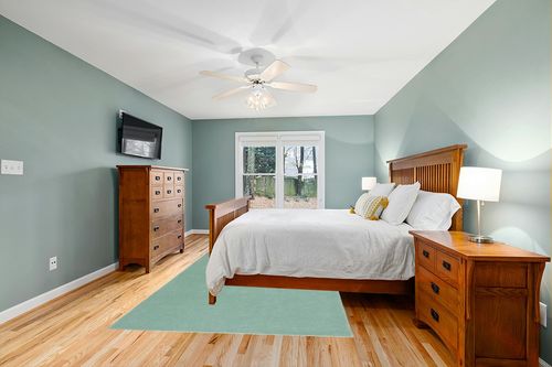SAFAVIEH Fifth Avenue Collection Area Rug - 6' x 9', Green, Handmade Modern Solid Wool, Ideal for High Traffic Areas in Living Room, Bedroom (FTV128Y) in Teal and Orange Wood Bedroom