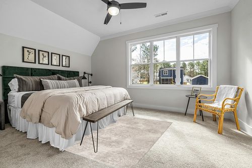 Unique Loom Sofia Collection Area Rug - Grand (5' 3" x 8' Rectangle, Light Gray/ Ivory) in Grey Traditional Bedroom with King Bed