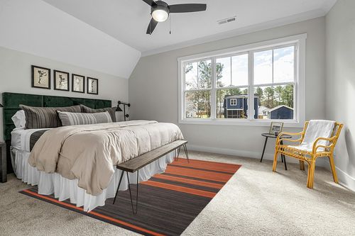 SAFAVIEH Kilim Collection Area Rug - 8' x 10', Dark Grey & Orange, Handmade Flat Weave Wool, Ideal for High Traffic Areas in Living Room, Bedroom (KLM952C) in Grey Traditional Bedroom with King Bed