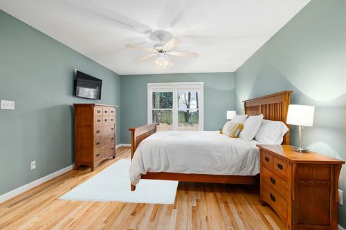 Erin Gates by Momeni Langdon Windsor Blue Hand Woven Wool Area Rug 5' X 8' (LANGDLGD-2BLU5080) in Teal and Orange Wood Bedroom