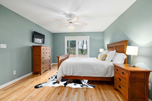 bonanza leathers Genuine Cowhide Rug Dark Tricolor Size S/L/XL 5X6/6X7/7X8 FT (XL) in Teal and Orange Wood Bedroom