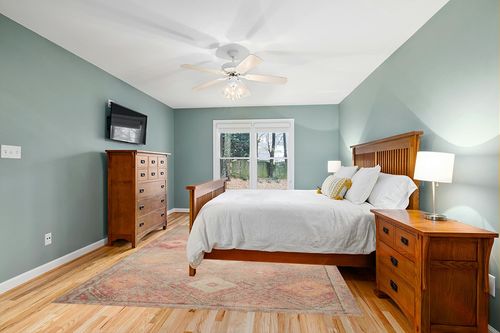 Justina Blakeney x Loloi Malik Collection MAL-01 Dove / Sunset 7'-6" x 9'-6" Area Rug in Teal and Orange Wood Bedroom