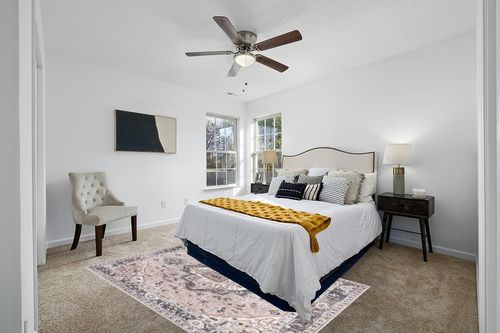 nuLOOM Sasha Machine Washable Medallion Area Rug, 5x8, Pink in White and Yellow Modern Bedroom