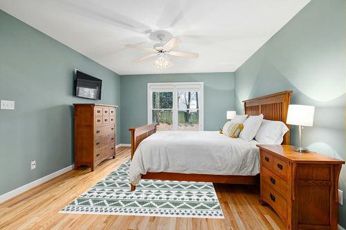 Safavieh Augustine Collection Area Rug - 6'4" x 9'6", Green & Ivory, Moroccan Boho Rustic Fringe Design, Non-Shedding & Easy Care, Ideal for High Traffic Areas in Living Room, Bedroom (AGT847Y) in Teal and Orange Wood Bedroom