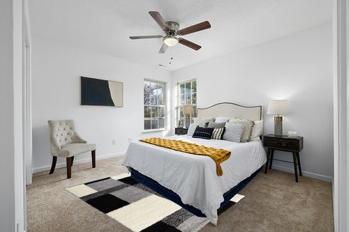 ruglots Modern Shag Geometric 5x7 (5' x 7'2'') Area Rug Cubes Black & Cream Plush Shag Blocks & Squares Plush Shag Easy Care Thick Soft Plush Living Room in White and Yellow Modern Bedroom