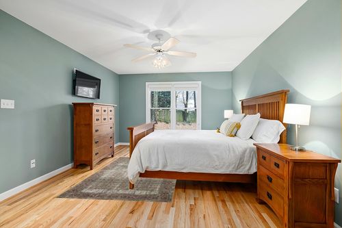 Loloi Amber Lewis x Loloi Georgie Collection GER-07 Moss/Salmon 5'-0" x 7'-6" Area Rug in Teal and Orange Wood Bedroom