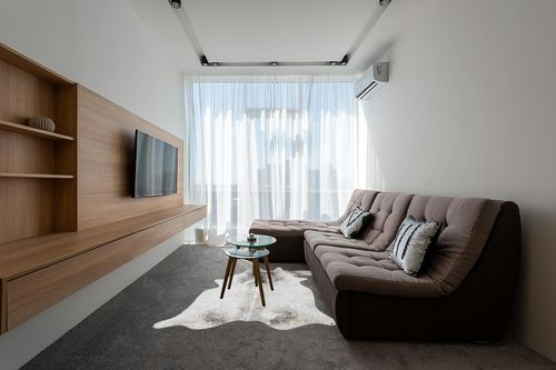 Loloi II Odessa Collection ODE-02 Silver/Grey 5' x 6'-6" Area Rug in Grey Living Room with Brown Couch