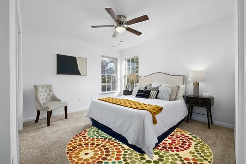 Unique Loom Outdoor Modern Collection Area Rug - Spark (8' Round, Beige/ Burgundy) in White and Yellow Modern Bedroom