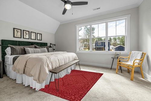 SAFAVIEH Dip Dye Collection Area Rug - 5' x 8', Red, Handmade Oriental Diamond Wool, Ideal for High Traffic Areas in Living Room, Bedroom (DDY151Q) in Grey Traditional Bedroom with King Bed