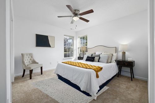 CosmoLiving by Cosmopolitan HZ50A Cougar Area Rug, Snow Leopard in White and Yellow Modern Bedroom