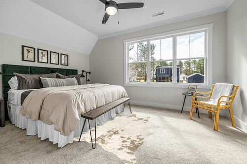 nuLOOM Marcia Machine Washable Faux Cowhide Area Rug, 5' 9" x 7' 7", Off White in Grey Traditional Bedroom with King Bed