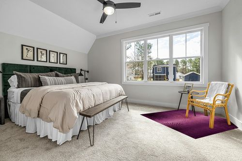 SAFAVIEH Soho Collection Area Rug - 6' Square, Purple, Handmade Starburst Wool & Viscose, Ideal for High Traffic Areas in Living Room, Bedroom (SOH712Q) in Grey Traditional Bedroom with King Bed
