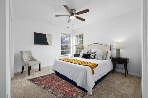 Valenrug Washable Rug 5x7 in White and Yellow Modern Bedroom