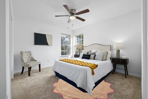 Chouhan International 4x4, 5x5, 6x6,feet Natural Jute Scallop Round Rug, Floor Scalloped Edge Rug Braided Boho Eco Large Circular Handmade Area Rugs (D2) in White and Yellow Modern Bedroom