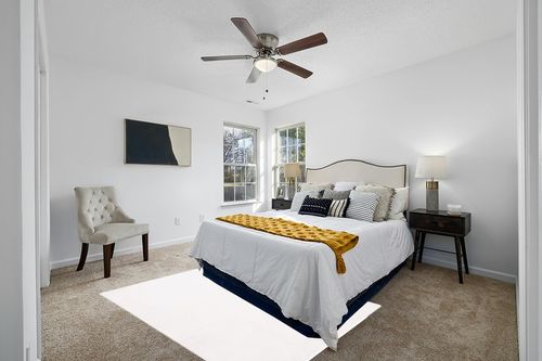 SAFAVIEH Faux Rabbit Fur Collection Area Rug - 5' x 7', Off White, Solid Design, Non-Shedding Machine Washable & Slip Resistant Ideal for High Traffic Areas in Living Room, Bedroom (FRF500A) in White and Yellow Modern Bedroom