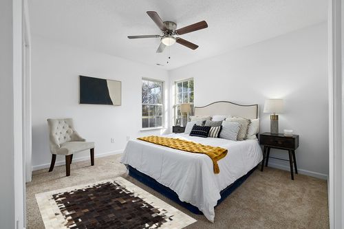 SAFAVIEH Studio Leather Collection 4' x 6' Ivory / Dark Brown STL215B Handmade Mid-Century Modern Leather Area Rug in White and Yellow Modern Bedroom