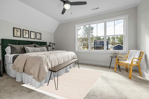 SAFAVIEH Kilim Collection Area Rug - 6' x 9', Natural & Ivory, Handmade Boho Stripe Fringe Jute & Wool, Ideal for High Traffic Areas in Living Room, Bedroom (KLM442A) in Grey Traditional Bedroom with King Bed