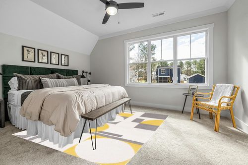 SAFAVIEH Rodeo Drive Collection Area Rug - 8' x 10', Grey & Gold, Handmade Mid-Century Modern Abstract Wool, Ideal for High Traffic Areas in Living Room, Bedroom (RD856D) in Grey Traditional Bedroom with King Bed
