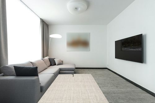 nuLOOM Daniela Farmhouse Chunky Jute Area Rug, 5' x 7' 6", Off-white in Modern Living Room with Grey Couch