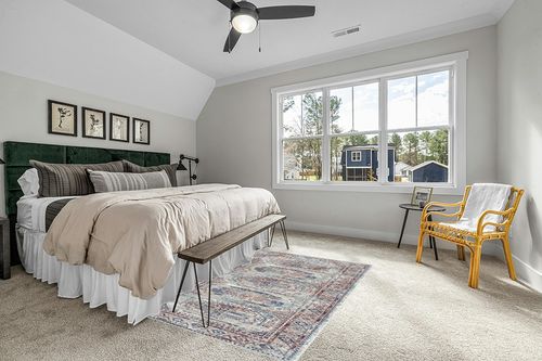 Cream 35 Persian Non Slip Living Room Area Rug in Grey Traditional Bedroom with King Bed