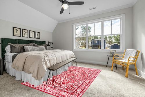 SAFAVIEH Brentwood Collection 6' x 9' Red / Ivory BNT832Q Medallion Distressed Non-Shedding Living Room Bedroom Dining Home Office Area Rug in Grey Traditional Bedroom with King Bed