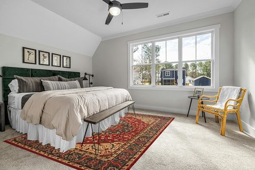 SAFAVIEH Mahal Collection Area Rug - 8' x 11', Navy & Red, Traditional Oriental Design, Non-Shedding & Easy Care, Ideal for High Traffic Areas in Living Room, Bedroom (MAH621C) in Grey Traditional Bedroom with King Bed