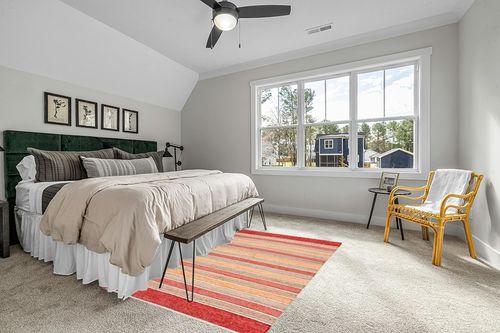 SAFAVIEH Striped Kilim Collection 5' x 8' Rust/Red STK316P Handmade Premium Jute Living Room Dining Bedroom Area Rug in Grey Traditional Bedroom with King Bed