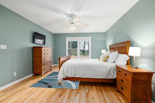 Rugshop Modern Wavy Circles Design Area Rug 5' 3" x 7' 3" Blue in Teal and Orange Wood Bedroom
