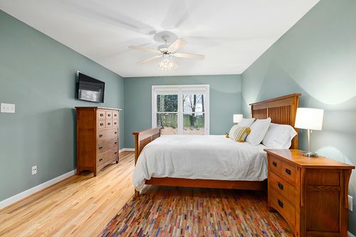 SAFAVIEH Studio Leather Collection 4' x 6' Ivory/Blue STL808A Handmade Mid-Century Modern Leather Area Rug in Teal and Orange Wood Bedroom