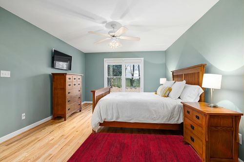 SAFAVIEH Adirondack Collection Accent Rug - 4' x 6', Red & Black, Modern Abstract Design, Non-Shedding & Easy Care, Ideal for High Traffic Areas in Entryway, Living Room, Bedroom (ADR117F) in Teal and Orange Wood Bedroom