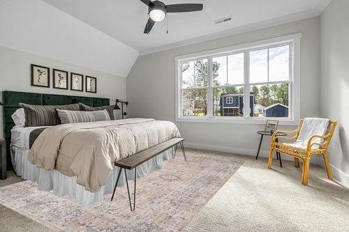 Blush / Grey Traditional Stain-resistant Living Room Area Rug in Grey Traditional Bedroom with King Bed