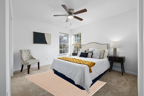 SAFAVIEH Montauk Collection Area Rug - 5' x 8', Orange & Ivory, Handmade Cotton, Ideal for High Traffic Areas in Living Room, Bedroom (MTK608D) in White and Yellow Modern Bedroom