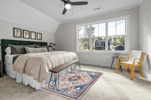 nuLOOM Nevaeh Machine Washable Bohemian Medallion Area Rug in Grey Traditional Bedroom with King Bed