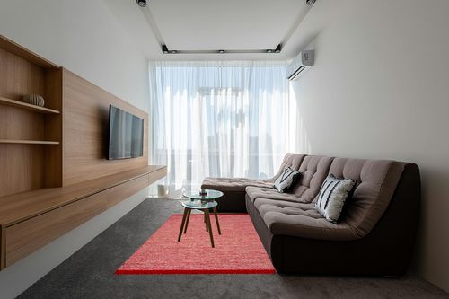 SAFAVIEH Montauk Collection Area Rug - 5' x 8', Red, Handmade Tassel Cotton, Ideal for High Traffic Areas in Living Room, Bedroom (MTK610N) in Grey Living Room with Brown Couch