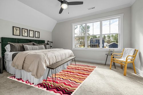 SAFAVIEH Wyndham Collection Area Rug - 8' x 10', Red & Multi, Handmade Modern Wool, Ideal for High Traffic Areas in Living Room, Bedroom (WYD317B) in Grey Traditional Bedroom with King Bed