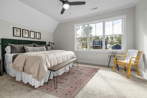 SAFAVIEH Samarkand Collection 8' x 10' Ivory / Rust SRK165A Hand-Knotted Traditional Oriental Premium Wool Area Rug in Grey Traditional Bedroom with King Bed