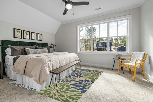 JONATHAN Y SMB110B-8 Zinnia Modern Floral Textured Weave Indoor Outdoor Area-Rug Bohemian Coastal Easy-Cleaning Bedroom Kitchen Backyard Patio Non Shedding, 8 X 10, Navy/Green in Grey Traditional Bedroom with King Bed