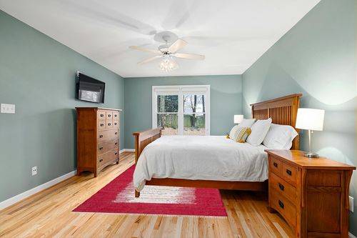 SAFAVIEH Montauk Collection Area Rug - 6' x 9', Ivory & Red, Handmade Stripe Fringe Cotton, Ideal for High Traffic Areas in Living Room, Bedroom (MTK711B) in Teal and Orange Wood Bedroom