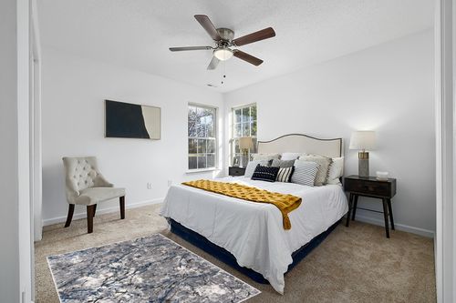 SAFAVIEH Petra Collection Accent Rug - 4' x 6', Light Grey & Light Beige, Modern Design, Non-Shedding & Easy Care, Ideal for High Traffic Areas in Entryway, Living Room, Bedroom (PTA108F) in White and Yellow Modern Bedroom