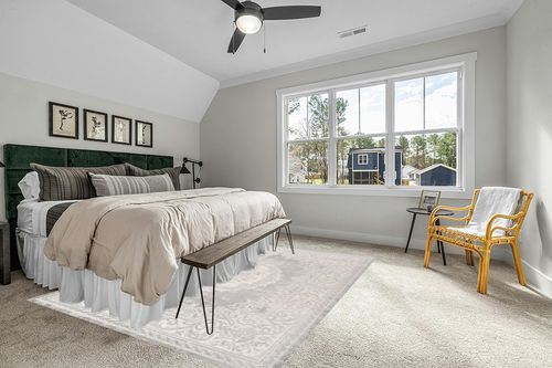 Eyely PDM401B-8 Modern Rosalia Cottage Medallion Indoor Area Rug Bohemian;Traditional;Vintage, Bedroom, Kitchen, Living Room, Easy-Cleaning, Non-Shedding, 8 X 10, Ivory/Gray in Grey Traditional Bedroom with King Bed