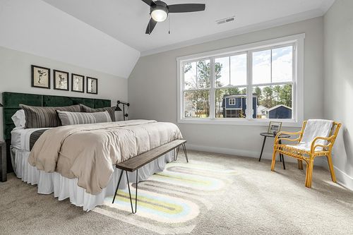 Novogratz by Momeni Rugs Retro Collection Retro Wave Shag Area Rug, 5'0" x 7'6", Multicolor (RETRORET-2MTI5076) in Grey Traditional Bedroom with King Bed