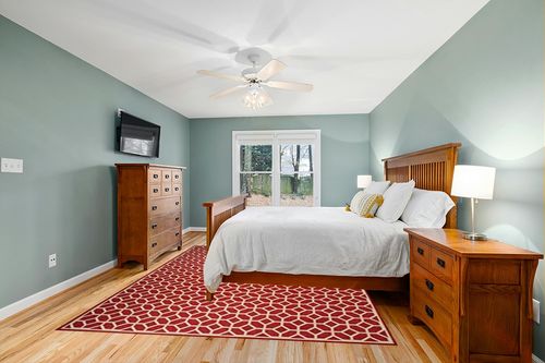 SAFAVIEH Linden Collection 8' x 10' Red/Cream LND127Q Geometric Indoor/ Outdoor Non-Shedding Easy scrubbing Patio Backyard Porch Deck Mudroom Area-Rug in Teal and Orange Wood Bedroom