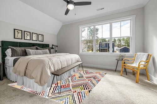 SAFAVIEH Amsterdam Collection Area Rug - 8' x 10', Ivory & Red, Modern Design, Non-Shedding & Easy Care, Ideal for High Traffic Areas in Living Room, Bedroom (AMS110B) in Grey Traditional Bedroom with King Bed