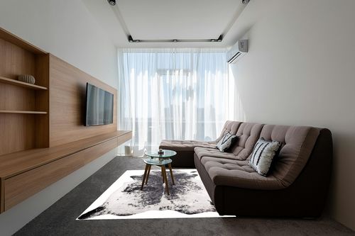 nuLOOM Halina Faux Cowhide Area Rug, 5' 9" x 7' 7", Black in Grey Living Room with Brown Couch