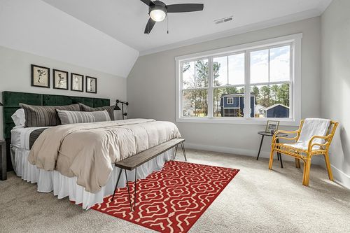 SAFAVIEH Courtyard Collection 5'3" x 7'7" Red/Bone CY6926 Indoor/ Outdoor Splashproof Easy Scrubbing Patio Backyard Mudroom Area Rug in Grey Traditional Bedroom with King Bed