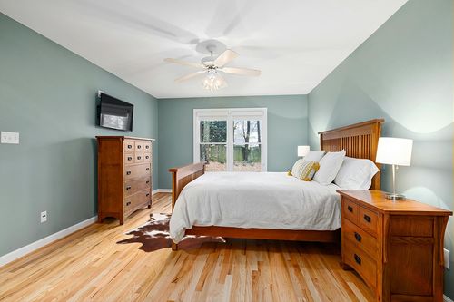 LYENDOS Cowhide Rug 5.2 x 6.2Feet,Cow Hide Rug Durable No-Slip Backing,Faux Cowhide Rug Thickened Elastic,for Bedroom Living Room Home Office Western Decor in Teal and Orange Wood Bedroom