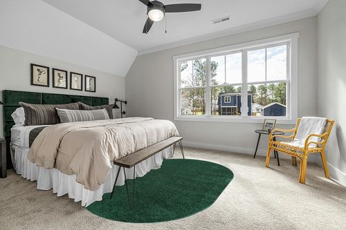 JONATHAN Y SEU100L-6OV Haze Solid Low-Pile Indoor Area Rug, Coastal, Bohemian, Minimalist, Classic, Casual for Bedroom,Kitchen,Living Room,Non Shedding,Easy-Washing, Green, 6 X 9 Oval in Grey Traditional Bedroom with King Bed