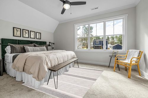 SAFAVIEH Striped Kilim Collection 6' x 9' Ivory/Grey STK519A Handmade Flatweave Cotton Area Rug in Grey Traditional Bedroom with King Bed